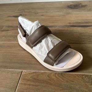 New in box ABEO Peyton sandals